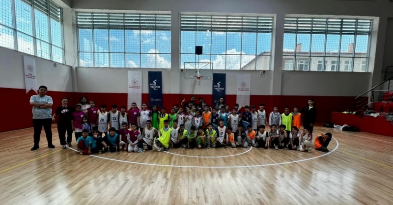 23 Nisan Coşkusu Sahalara Yansıdı