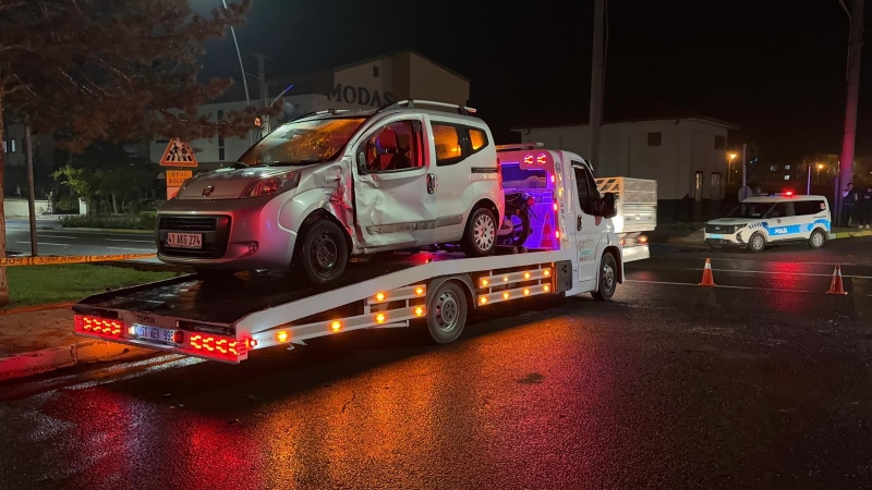 Hafif ticari araç ile motosiklet çarpıştı: 2 ölü, 1 ağır yaralı