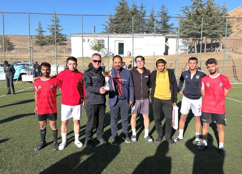 Kaymakam Gökçe, Şampiyon Takıma Kupasını Verdi