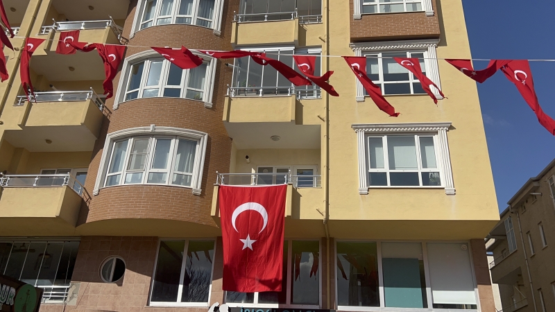 Niğdeli şehidin babaevine Türk bayrakları asıldı