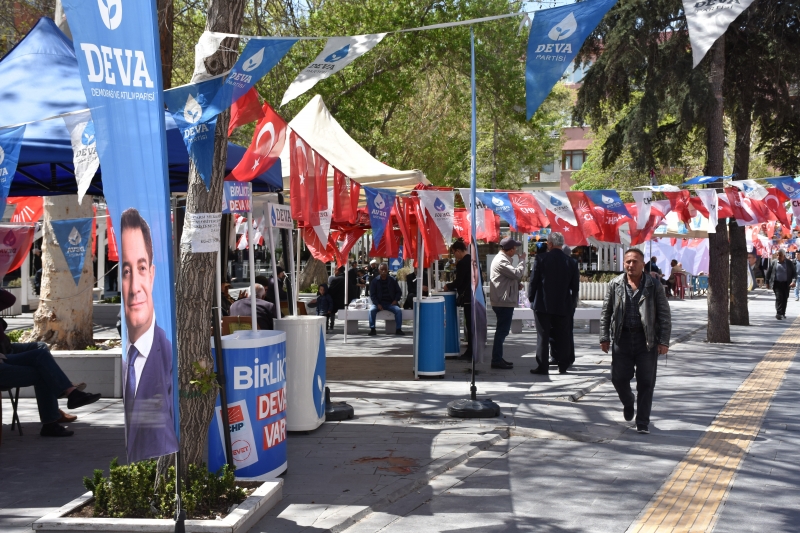 Şadırvan parkta siyasi partilerin stant yarışı