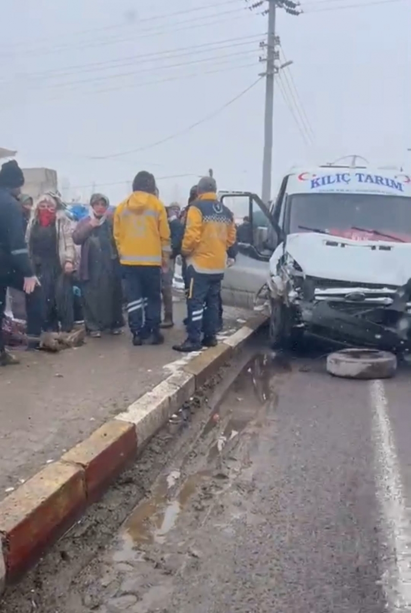 Tarım işçilerini taşıyan minibüs ile hafif ticari araç çarpıştı: 8 yaralı
