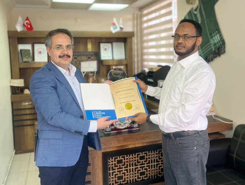 Türk Somali Dostluk Derneği Başkanı Muhammed Ünlüler’e, Somali Horseed Üniversitesi’nden fahri doktora unvanı
