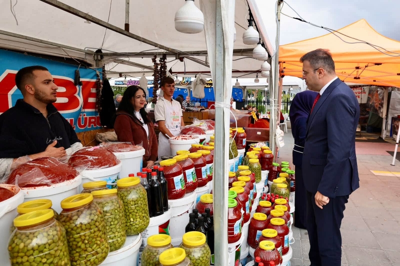 Vali Akmeşe, Gastronomi Festivali Stantlarını Ziyaret Etti