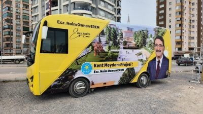 Belediye başkanı adayının projeleriyle dolu seçim otobüsü