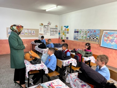 Güllüce Köyü’ndeki Öğrencilere Bayrak Töreni ve Yardım Desteği