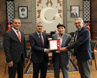 Hayırsevere Vali Çelik Berat takdim etti