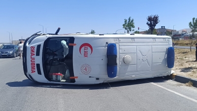 Niğde'de Ambulans ile Otomobil Çarpıştı: 5 Yaralı