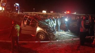 Niğde'de otomobil ile hafif ticari araç çarpıştı: 2 ölü, 1 yaralı