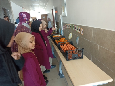 Okuldaki ‘Güvenilir Manav’da dürüstlüğü öğreniyorlar