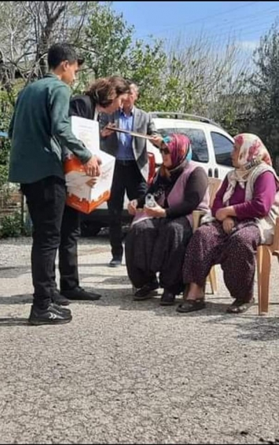 Şehit ailelerinden depremzedelere gıda kolisi yardımı