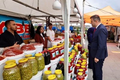 Vali Akmeşe, Gastronomi Festivali Stantlarını Ziyaret Etti