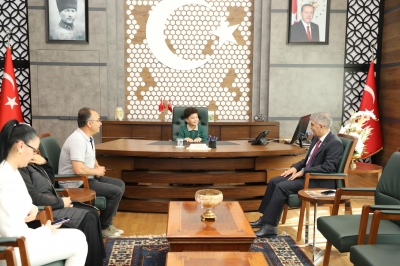 Vali Çelik koltuğunu öğrenci Burak Ünsal’a devretti