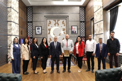 Vali Çelik’ten Türk Kızılay Niğde Şubesi’ne Teşekkür Belgesi